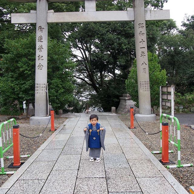 もうすぐ七五三シーズンですね️ laguhairでは七五三の着付、ヘアーセットも行なっております⛩お母様もご一緒にお着物を着て、近くの城山八幡宮へ御参りされてもいいですね！早朝からのセット、着付も承っておりますご予約はお早めによろしくお願い致します#laguhair#美容院#七五三#ヘアーセット#着付#覚王山#御参り#城山八幡宮